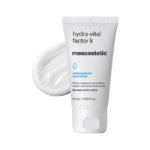 Crème hydratante nourrissante à la vitamine E pour peaux normales à sèches Rétablit les niveaux d'hydratation et de nutrition nécessaires pour restaurer le manteau hydrolipidique tout en protégeant la peau des agressions extérieures responsables du vieillissement prématuré. Le résultat : une peau hydratée, douce, souple et protégée.