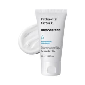 Crème hydratante nourrissante à la vitamine E pour peaux normales à sèches Rétablit les niveaux d'hydratation et de nutrition nécessaires pour restaurer le manteau hydrolipidique tout en protégeant la peau des agressions extérieures responsables du vieillissement prématuré. Le résultat : une peau hydratée, douce, souple et protégée.