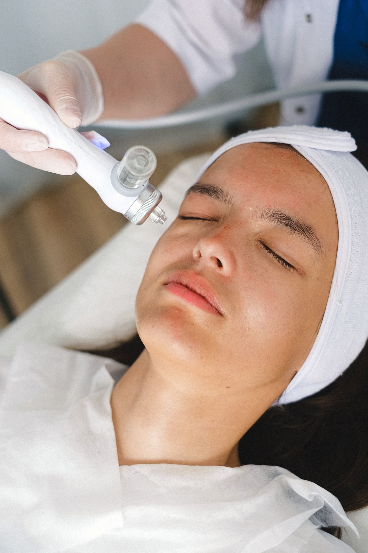 Étape d’hydratation d’un soin Hydrafacial Bruxelles, cliente détendue