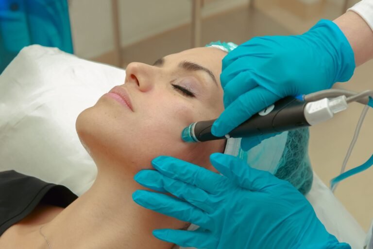 Soin Hydrafacial : embout d’hydradermabrasion sur le visage