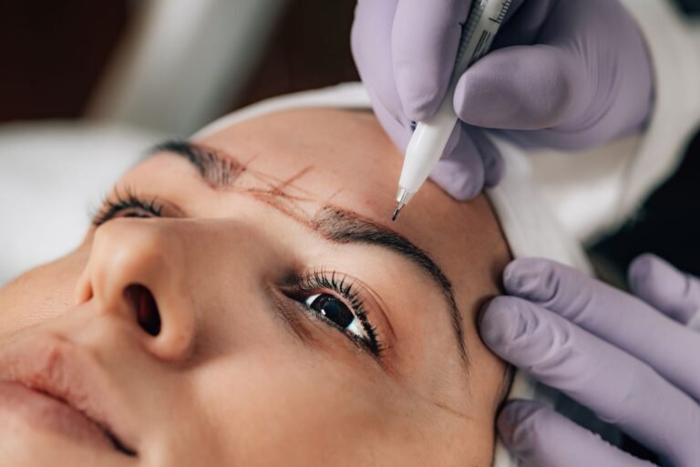 Microblading des sourcils réalisé par une esthéticienne