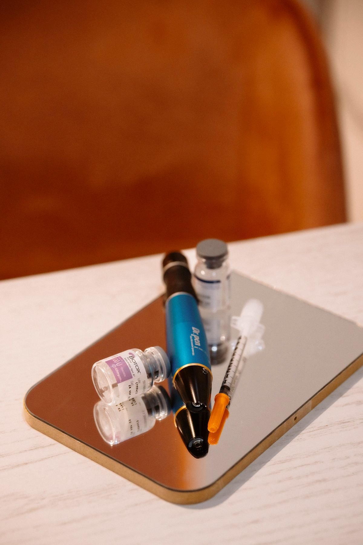 Stylo de microneedling et flacons de sérums actifs