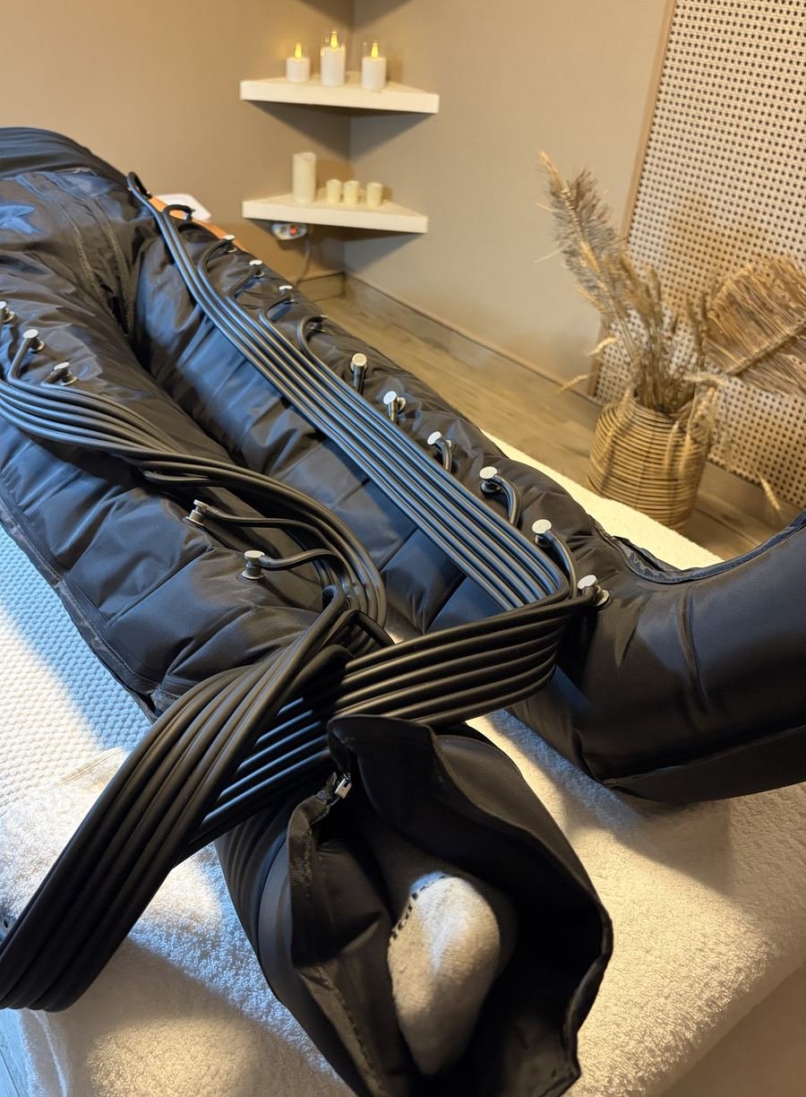 Bottes de pressothérapie pendant une séance à l’institut
