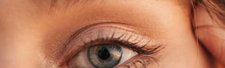 Regard sublimé : cils et sourcils mis en valeur
