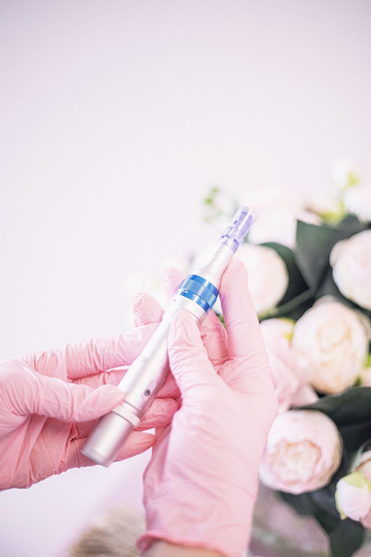 Stylo de microneedling professionnel utilisé à l’institut