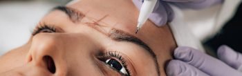 Microblading des sourcils réalisé par une esthéticienne
